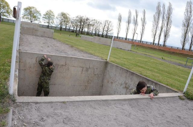 Betonový příkop v hloubce 2 metrů musí překonat na poprvé