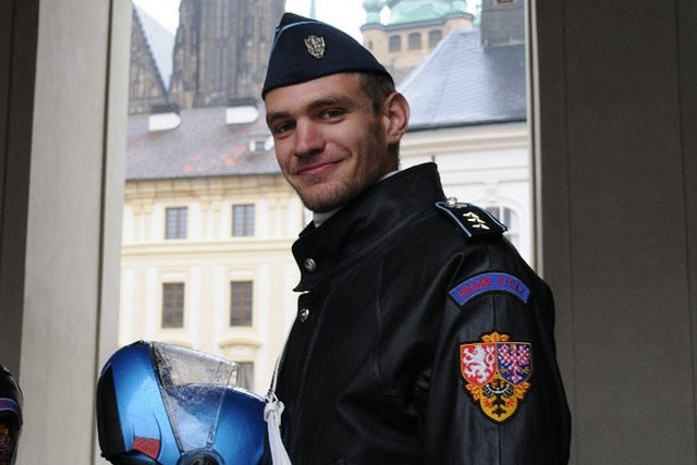 Skifař Ondřej Synek v uniformě příslušníka motocyklové jednotky Hradní stráže při focení kalendáře Dukly 2012.