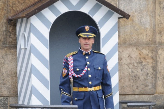 Na stráži. Bývalý oštěpař Jan Železný v uniformě Hradní stráže při focení kalendáře Dukly 2012