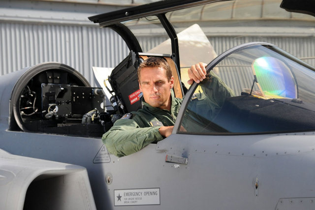 Roman Šebrle ve stíhačce gripen pózuje Janu Saudkovi při focení na kalendář Dukly 2012