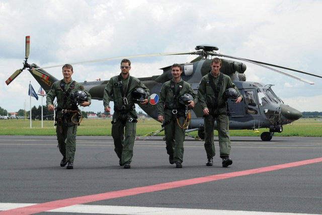 Pavel Churavý, Dušan Kožíšek, Jiří Magál a Martin Jakš coby armádní záchranáři při focení kalendáře Dukly 2012