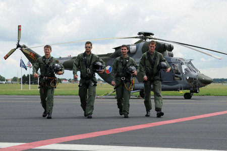 Pavel Churavý, Dušan Kožíšek, Jiří Magál a Martin Jakš coby armádní záchranáři při focení kalendáře Dukly 2012