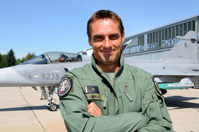 TOP GUN. Roman Šebrle pózuje u stíhačky gripen v rámci focení kalendáře Dukly 2012