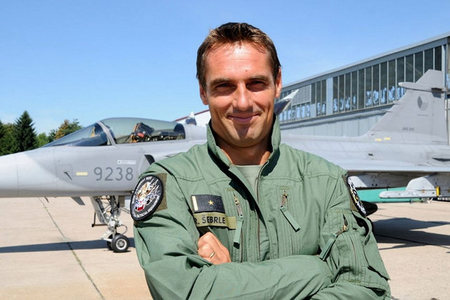 TOP GUN. Roman Šebrle pózuje u stíhačky gripen v rámci focení kalendáře Dukly 2012
