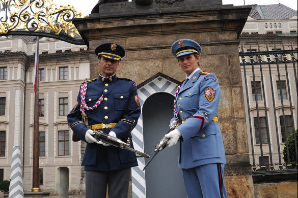 Oštěpaři Barbora Špotáková a Jan Železný v uniformách Hradní stráže před hlavní bránou Pražského hradu při focení kalendáře Dukly 2012