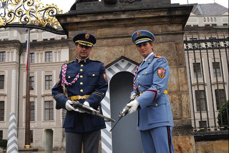 Oštěpaři Barbora Špotáková a Jan Železný v uniformách Hradní stráže před hlavní bránou Pražského hradu při focení kalendáře Dukly 2012