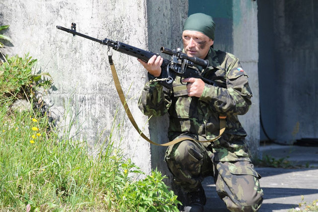 Sportovní střelec Jan Sychra v roli odstřelovače s puškou Dragunov během focení kalendáře Dukly