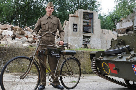 Biker Jaroslav Kulhavý ve stejnokroji československé armády z doby před 2. světovou válkou a s kolem TRIPOL model 49/II během focení kalendáře Dukly v armádním technickém muzeu v Lešanech