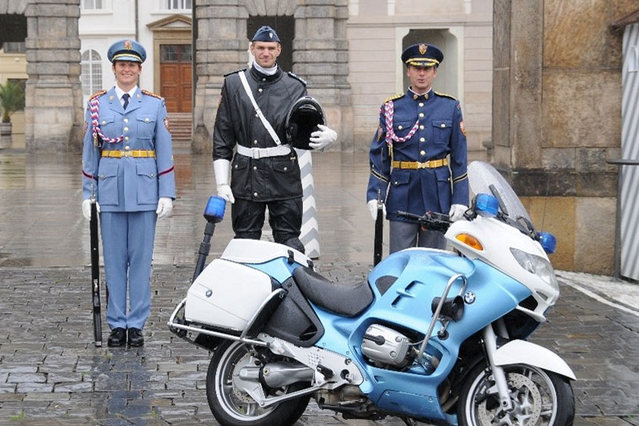 Barbora Špotáková s Janem Železným nebyli na Hradě sami. Roli příslušníka motocyklové jednotky si tu vyzkoušel také veslařský mistr světa a velký milovník silných strojů Ondřej Synek. 