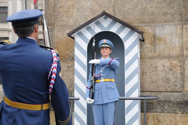 Turisté se zastavovali a nechápali. Ty tváře v uniformách ve strážních budkách před hlavní bránou Pražského hradu přece znají. Aby ne. To si oštěpaři Barbora Špotáková a Jan Železný dávali dostaveníčko se slavným fotografem Janem Saudkem, který už počtvrté fotil kalendář Dukly. V něm se objeví například i Roman Šebrle coby pilot gripenu. My vám přinášíme obrázky z focení.