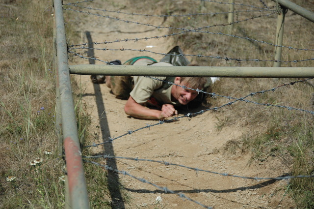 Běžci se museli plazit s 15 kilovým batohem na zádech