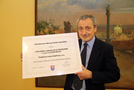 Ministerstvo podpořilo mladé biatlonisty a sportovní střelce