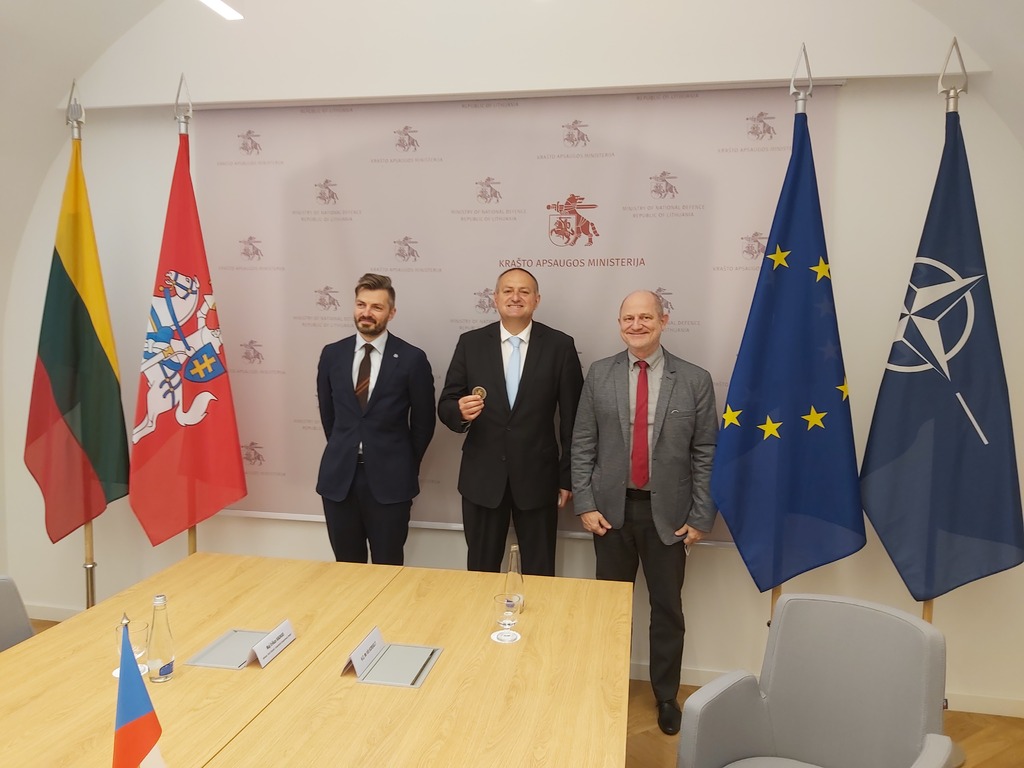 Bilaterální jednání na Ministerstvu obrany Litvy s náměstkem ministra obrany Litvy a českých velvyslancem v Litvě 