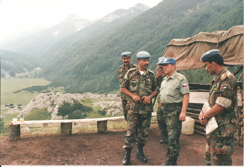Plukovník Blahna na kontrole pozic jordánské jednotky - rok 1995