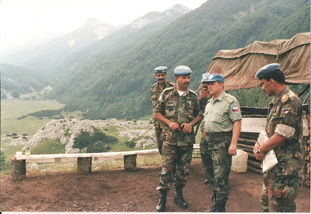 Plukovník Blahna na kontrole pozic jordánské jednotky - rok 1995