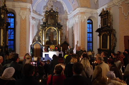 Cesta za světlem jako symbol naděje a porozumění
