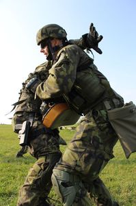 Boj z blízka je při střelbách zakomponován běžně do výcviku těch nejlepších