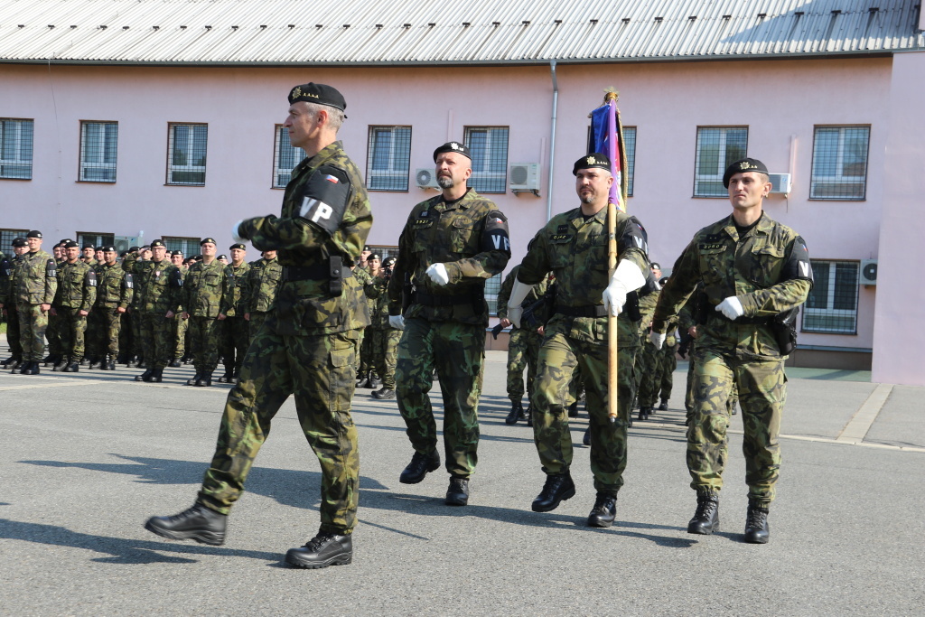 Bojový prapor jako pomyslný symbol převzetí funkce nového velitele