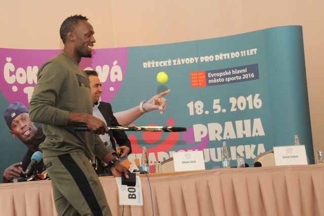 Bolt odchází z tiskové konference se startovním číslem tenisově