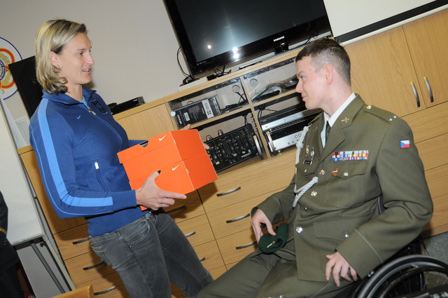 Boty na první chůzi a později do terénu předala Barbora Špotáková