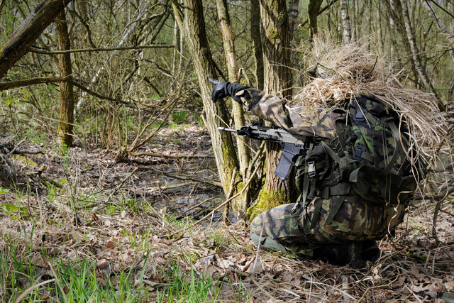 Bránící voják udává pozici nepřítele