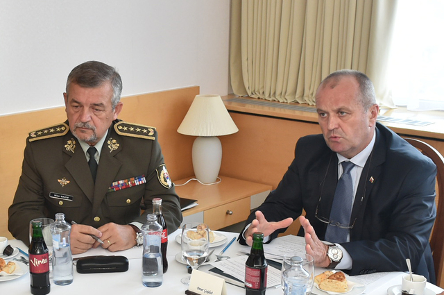 Slovenský ministr Gajdoš a generál Maxim 