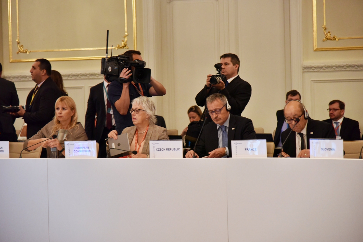 Ministr Stropnický během zasedání