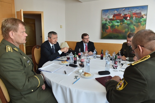 Ministr Stropnický a generál Bečvář během jednání se slovenskými protějšky