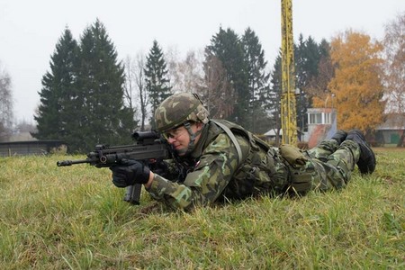 Příslušníci 42. mechanizovaného praporu již cvičí se samopaly BREN (1)