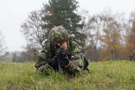 Příslušníci 42. mechanizovaného praporu již cvičí se samopaly BREN v(2)