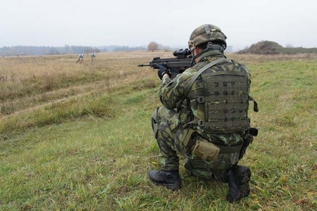 Příslušníci 42. mechanizovaného praporu již cvičí se samopaly BREN (3)