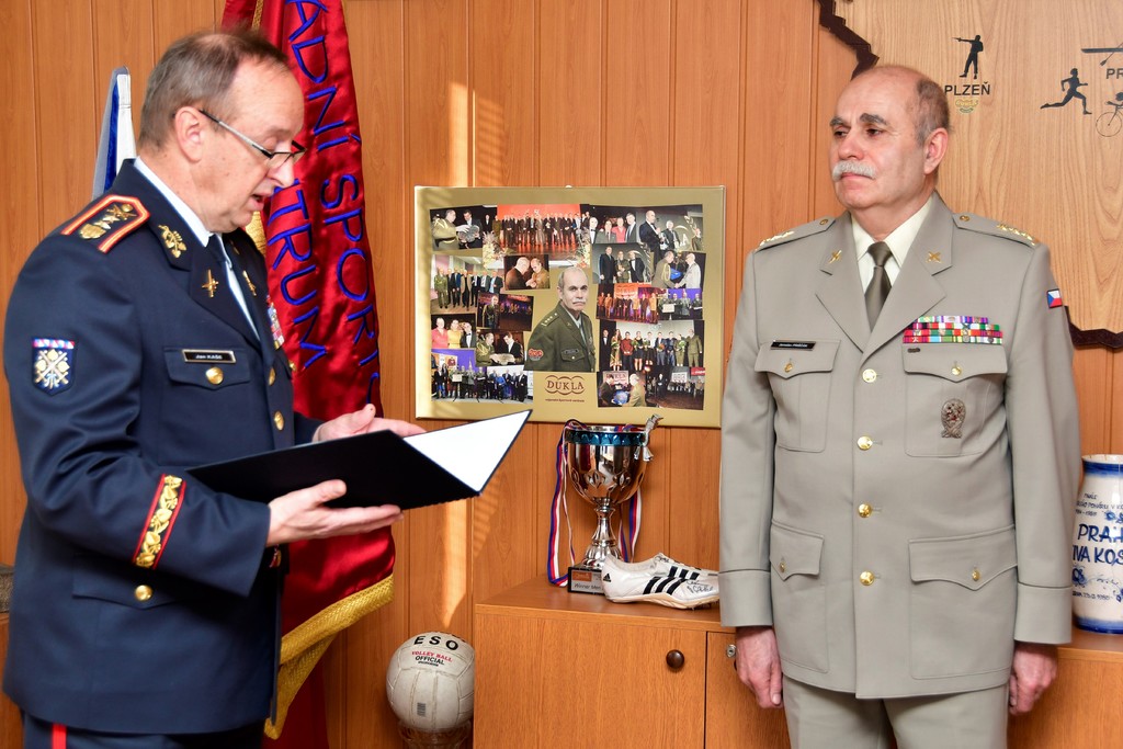 Generálmajor Jan Kaše, náčelník Vojenské kanceláře prezidenta republiky, čte poděkování prezidenta Zemana.