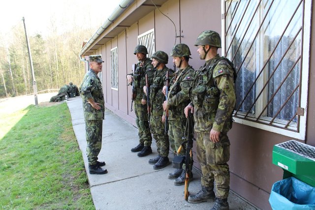 brig.gen. Pavel Adam při rozhovoru s vojáky AZ