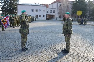 Brigádní generál Bubeník přijímá hlášení od náčelníka štábu Agentury vojenského zdravotnictví
