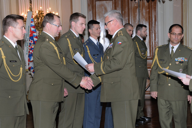 Brigádní generál Ján Kožiak ocenil také 11 absolventů za výtečné složení záv.zkoušek