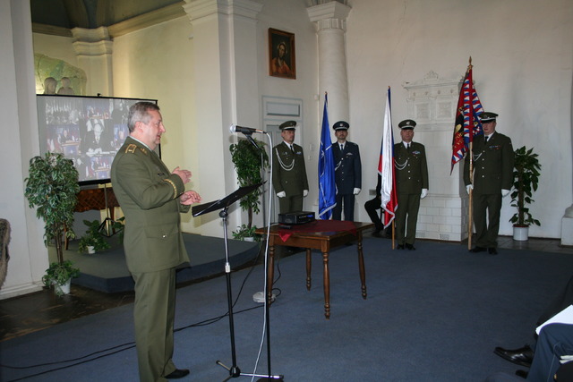 Brigádní generál Jaromír Zůna při svém projevu  na téma - Vzpomínání na Trumanovu knihovnu - 15 let od vstupu ČR do NATO