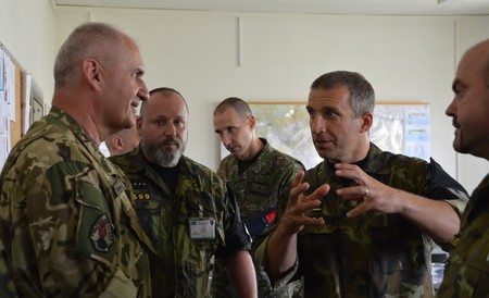 Brigádní generál Pavel Kříž během rozhovoru se svým maďarským protějškem