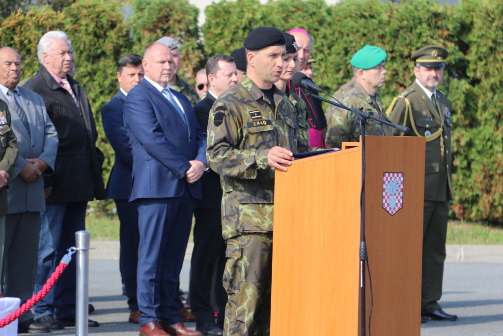 Brigádní generál Pavel Kříž ve svém proslovu ocenil profesionalitu a přístup plukovníka Murčeka