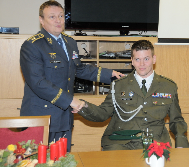 Brigádní generál Petr Mikulenka popřál des. Lukáši Hirkovi sílu a odhodlání do další kroků v léčbě