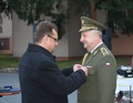 Brigádní generál Zůna přebírá Pamětní medaili Československé obce legionářské