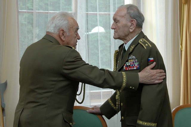 Brigádní generálové Klemeš (vpravo) a Masopust