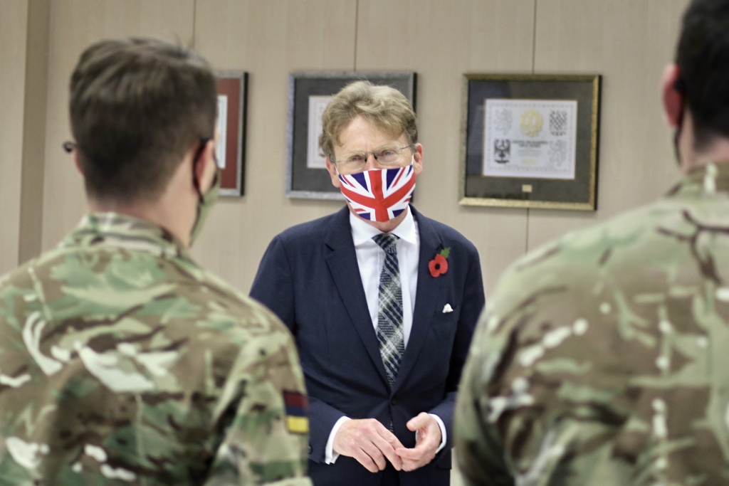 Britský velvyslanec Nick Archer děkuje vojákům za jejich nasazení
