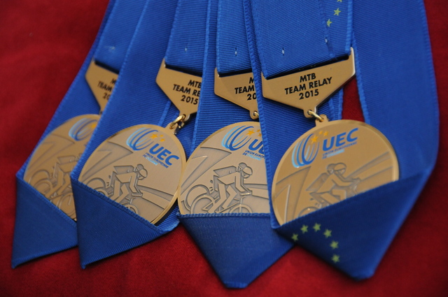 Bronzové medaile pro českou štafetu bikerů.