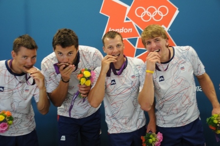 Bronzový olympijský finiš čtyřkajaku