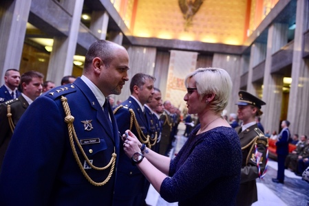 Ministryně obrany Karla Šlechtová předává vojákům medaile Medaile za službu v zahraničí
