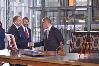 Premiér zdraví náměstky ministrů zahraničních věcí a obrany