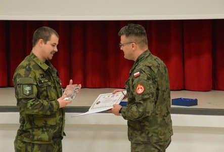 Bývalý velitel NATO MNMPBAT podplukovník Dadal předal novému veliteli praporu pamětní plaketu