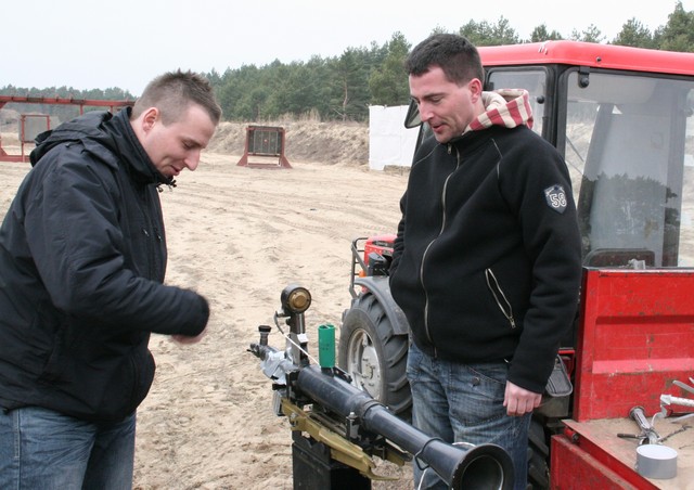Kameramani z ČT upevňují malou kameru pod hlaveň pancéřovky RPG-7 lafetované na standu