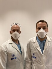 Zleva: Markus Schüttler, anesteziolog z Vojenské nemocnice v Hamburku a Niko Neumann, internista Vojenské nemocnice v Berlíně 