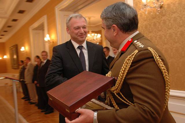 Vlastimil Picek a Andrew J. Shepherd si předali symbolické dary